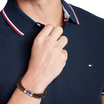 Ανδρικό βραχιόλι δερμάτινο Tommy Hilfiger σε καφέ χρώμα.